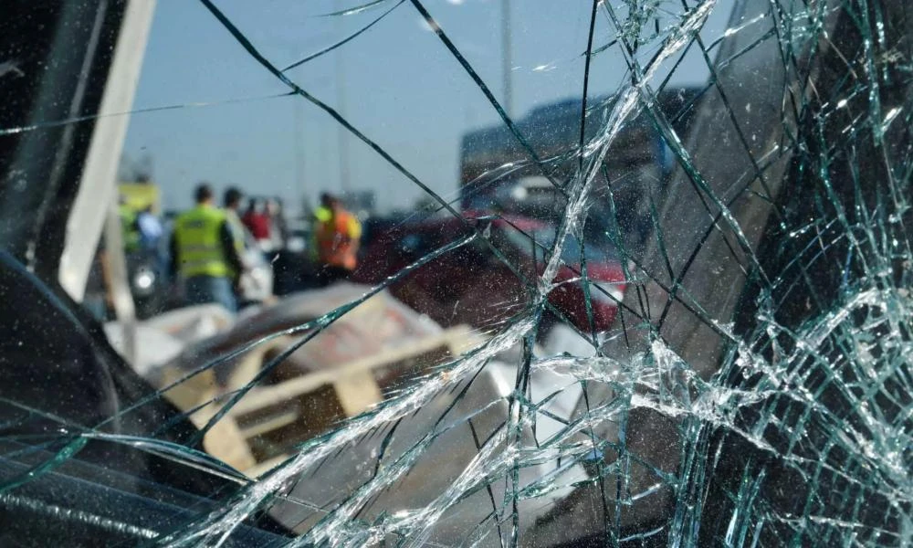 Τροχαίο ατύχημα στον Βόλο: Αυτοκίνητο "καρφώθηκε" σε τοίχο